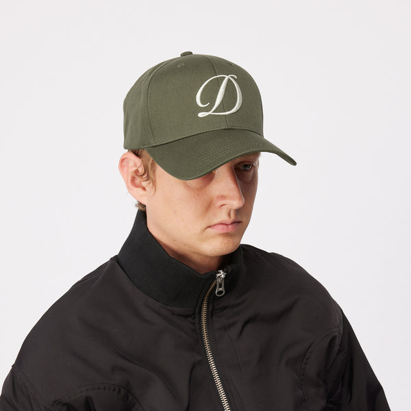 FA25_ONMODEL_HEADWEAR_DFULLFIT