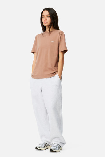 筆記体の小さなロゴTシャツ