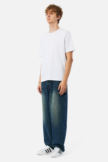 筆記体の小さなロゴTシャツ